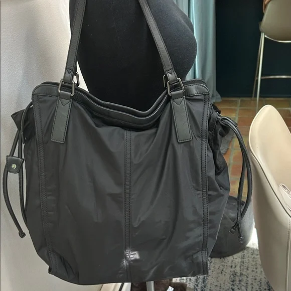 Burberry ❤️🤍🖤 Black Tote Bag (EUC) - Picture 2 of 12